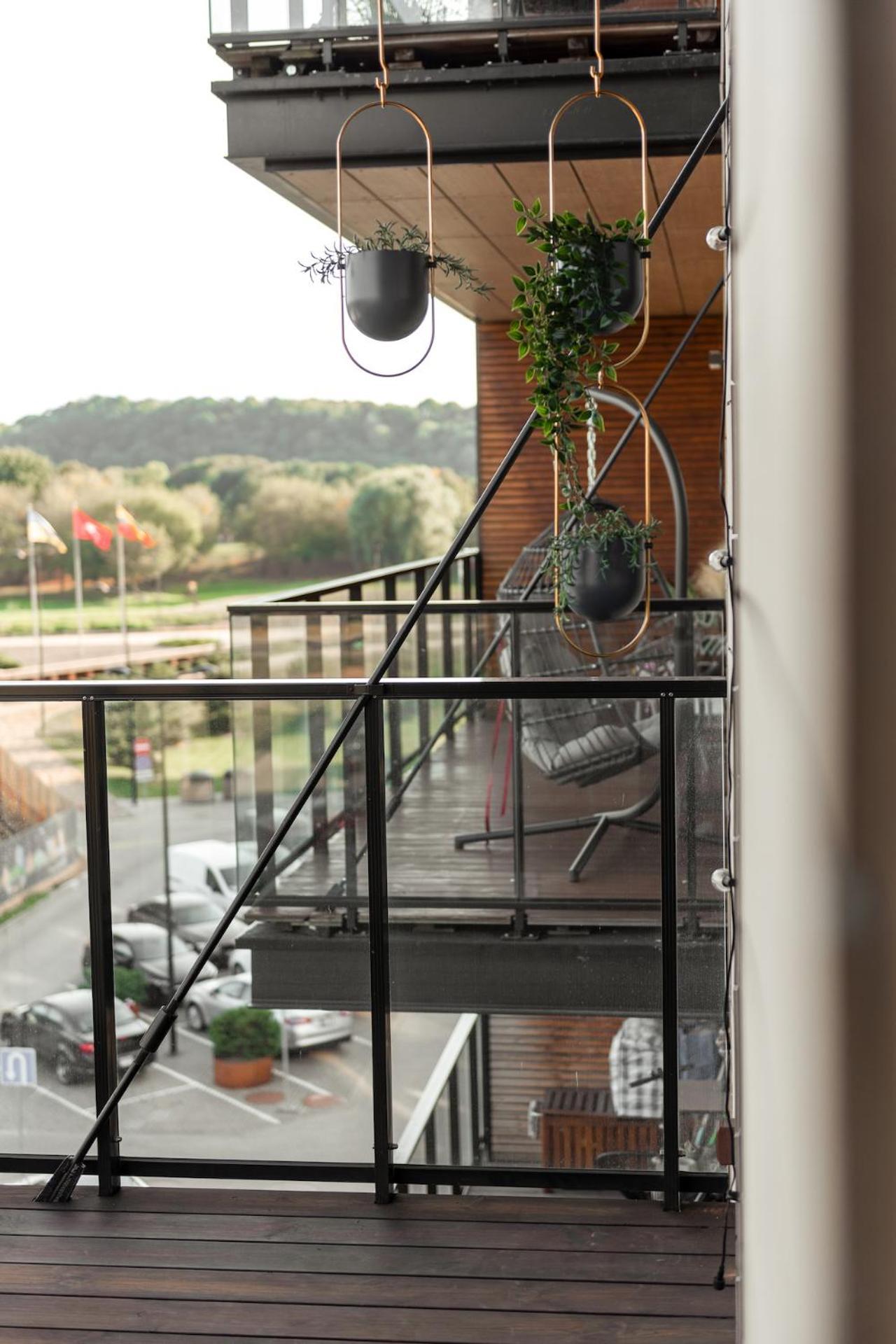 Bright Kaunas Apartment With Castle View Bagian luar foto