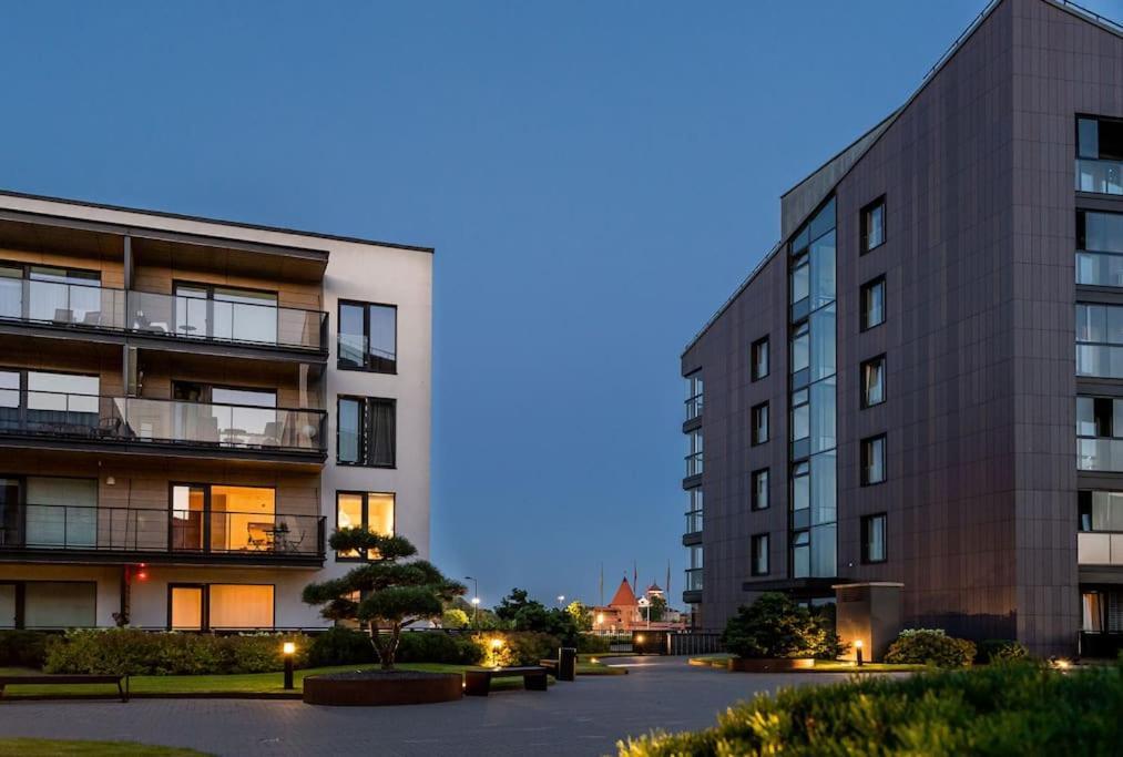 Bright Kaunas Apartment With Castle View Bagian luar foto