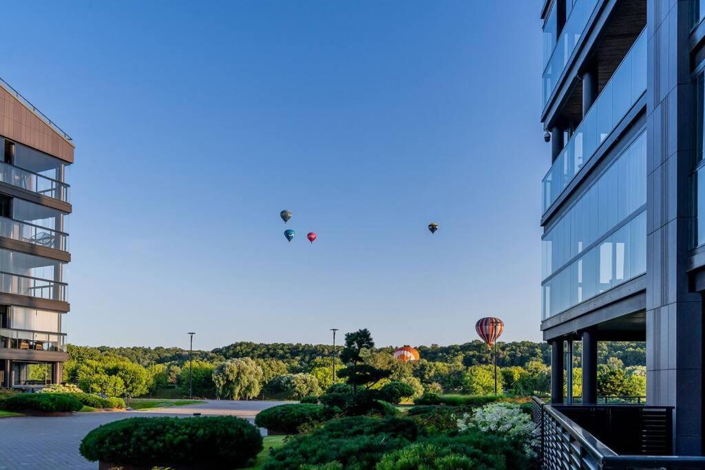 Bright Kaunas Apartment With Castle View Bagian luar foto